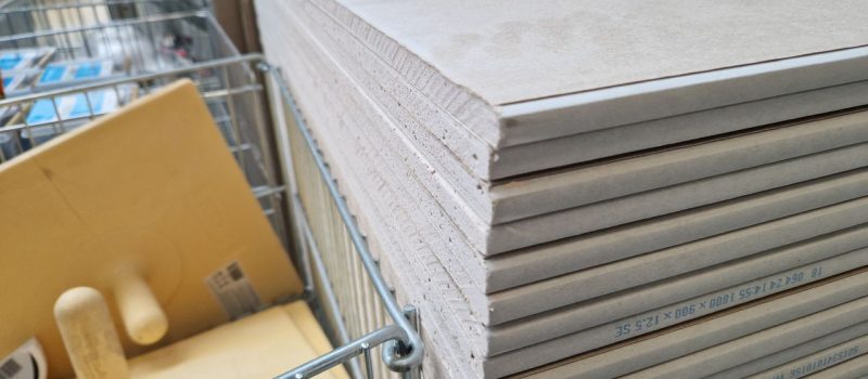 Płyty warstwowe z rdzeniem z wełny mineralnej – maksymalne bezpieczeństwo przeciwpożarowe w obiektach wysokiego ryzyka