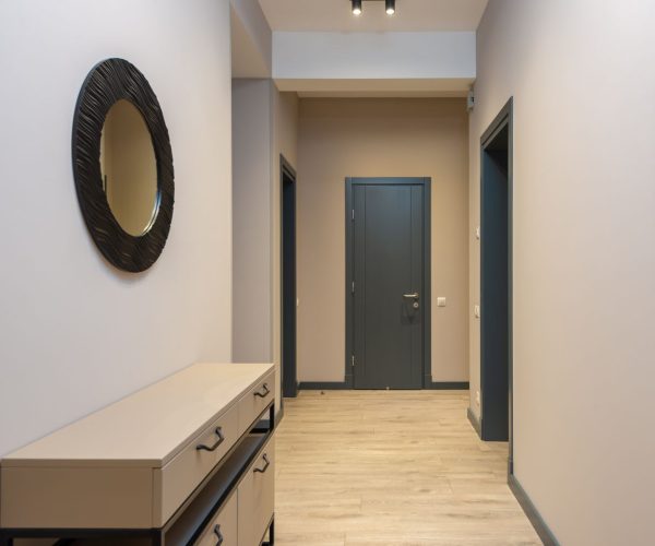 Jak sprytnie i funkcjonalnie urządzić mały, wąski przedpokój w bloku?