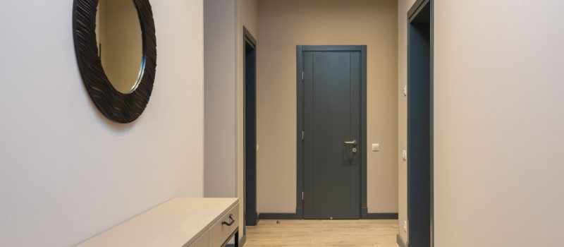 Jak sprytnie i funkcjonalnie urządzić mały, wąski przedpokój w bloku?