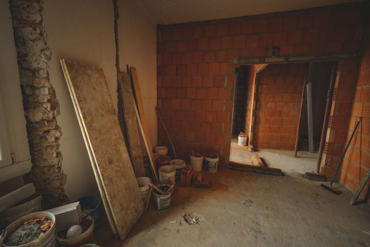 Ile aktualnie kosztuje wybudowanie domu jednorodzinnego do stanu surowego otwartego (SSO)? Analiza materiałów i robocizny