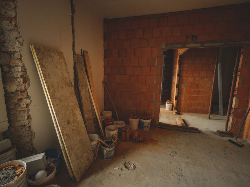 Ile aktualnie kosztuje wybudowanie domu jednorodzinnego do stanu surowego otwartego (SSO)? Analiza materiałów i robocizny