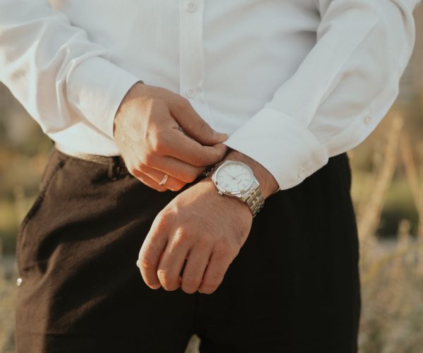 Klasyka na skórzanym pasku czy na stalowej bransolecie? Jak dobrać zegarek do dress code’u i stylu życia