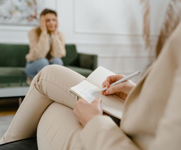 Rozmowa, na którą trudno się zdecydować. Co się dzieje na pierwszym spotkaniu z psychologiem?