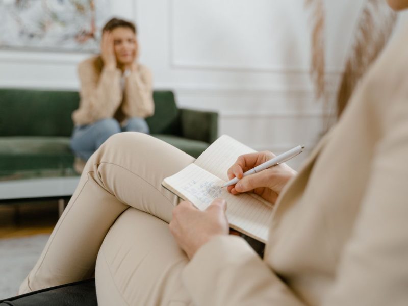 Rozmowa, na którą trudno się zdecydować. Co się dzieje na pierwszym spotkaniu z psychologiem?