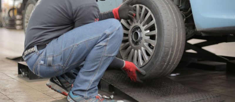 Wymiana opon w Poznaniu: kiedy jechać do serwisu i ile to dziś kosztuje?