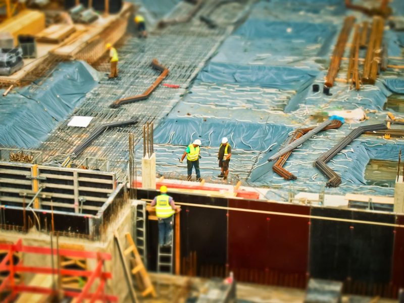 Skąd brać materiał na konstrukcję: hurt czy sklep detaliczny?