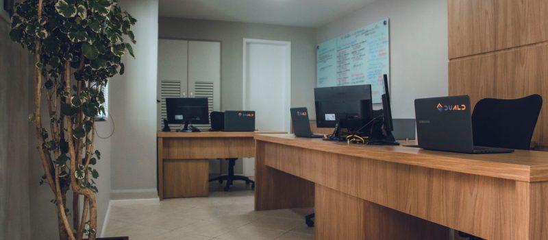 Zakupy biurowe na cały rok: jak zaplanować budżet i nie kupować w panice co dwa tygodnie?