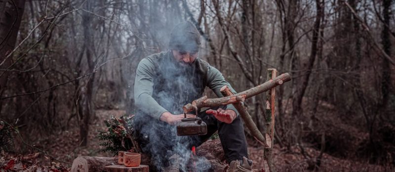 Bushcraftowa baza noclegowa – jaki sprzęt i akcesoria biwakowe naprawdę robią różnicę podczas nocy w terenie?