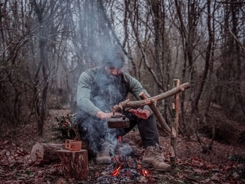 Bushcraftowa baza noclegowa – jaki sprzęt i akcesoria biwakowe naprawdę robią różnicę podczas nocy w terenie?