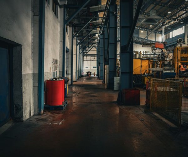 Zastoiska i spiętrzenia wodne po gwałtownych opadach – ukryte zagrożenie dla konstrukcji dachu oraz sprzętu na hali