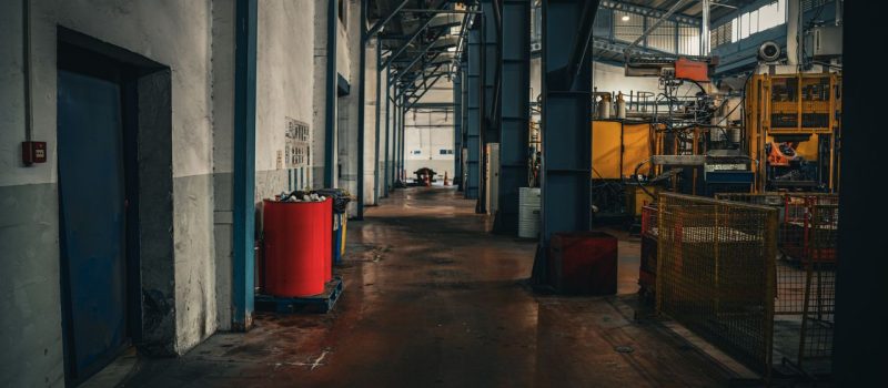 Zastoiska i spiętrzenia wodne po gwałtownych opadach – ukryte zagrożenie dla konstrukcji dachu oraz sprzętu na hali